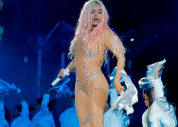 Karol G y Feid destacan en los Latin AMAs