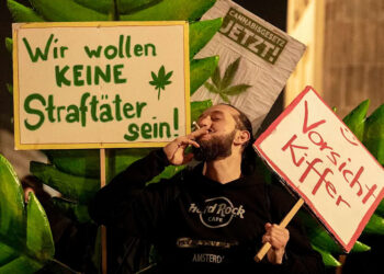 Alemania legaliza el uso de cannabis mientras alemanes celebran en Berlín
