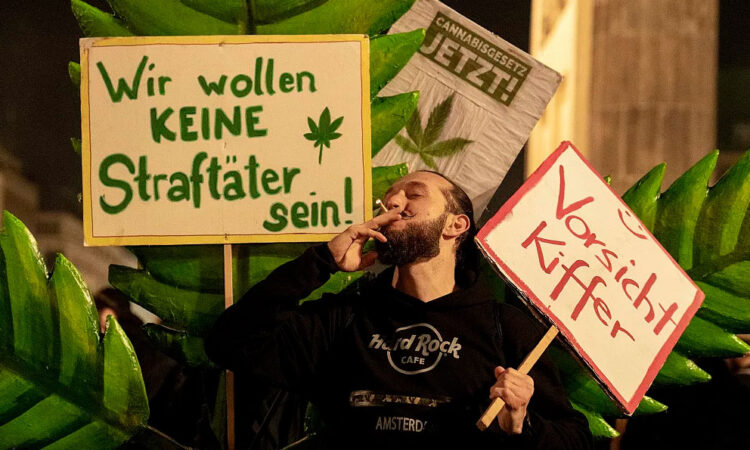 Alemania legaliza el uso de cannabis mientras alemanes celebran en Berlín