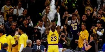 La encuesta de la NBA coloca a Michael Jordan como el GOAT, pero LeBron James se acerca al trono