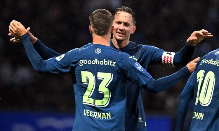PSV aplasta al Heerenveen y acaricia el título de la Eredivisie