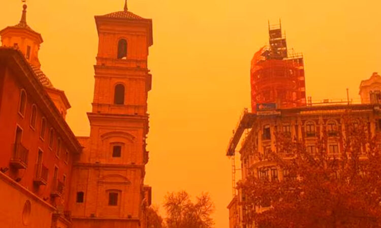 Nubes de polvo tiñen de naranja el cielo de Atenas