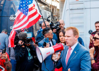 Juicio penal a Trump atrae a policías y periodistas