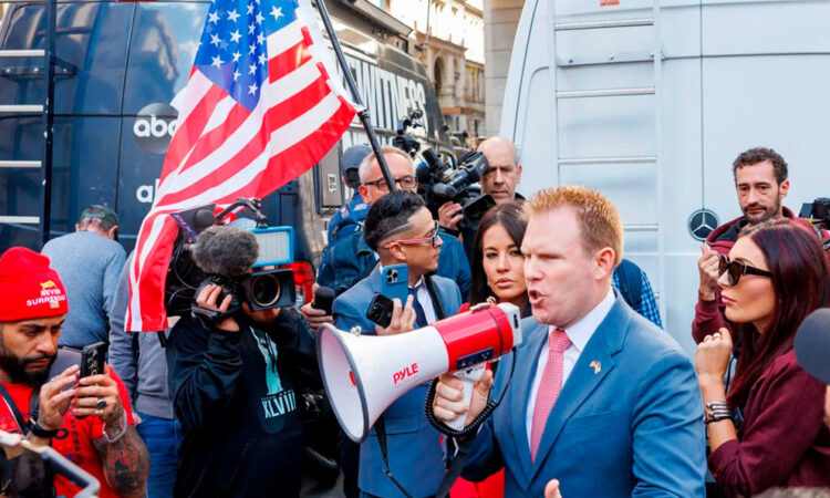 Juicio penal a Trump atrae a policías y periodistas