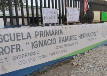 Cumplen tres días de plantón en escuela primaria