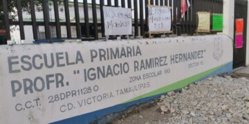 Cumplen tres días de plantón en escuela primaria
