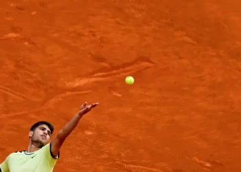 Carlos Alcaraz avanza con autoridad en el Abierto de Madrid