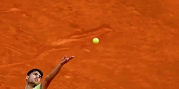 Carlos Alcaraz avanza con autoridad en el Abierto de Madrid