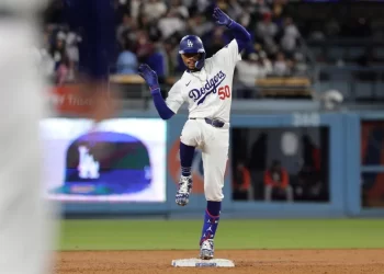Betts lidera a los Dodgers en una victoria ajustada sobre los Gigantes