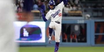 Betts lidera a los Dodgers en una victoria ajustada sobre los Gigantes