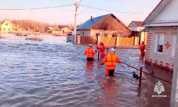 Inundaciones en Rusia y Kazajistán: más de 100 mil evacuados