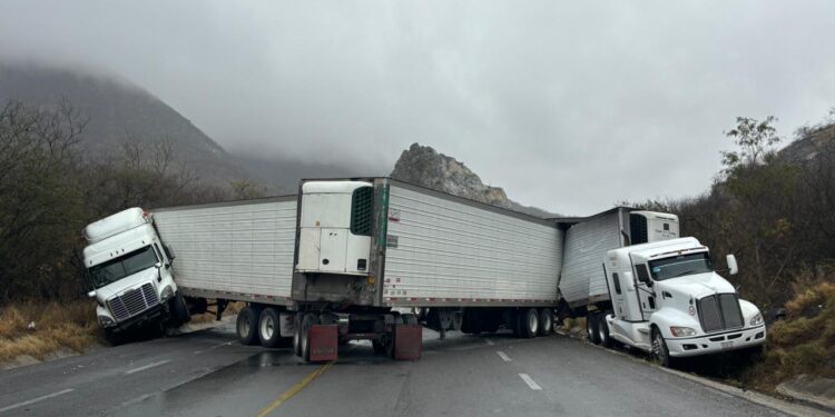 Chocan cuatro tráileres, cierran carretera Rumbo Nuevo