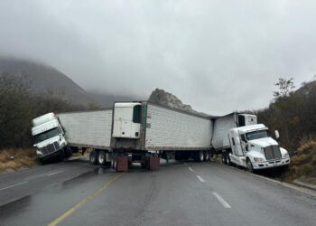 Chocan cuatro tráileres, cierran carretera Rumbo Nuevo
