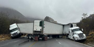 Chocan cuatro tráileres, cierran carretera Rumbo Nuevo