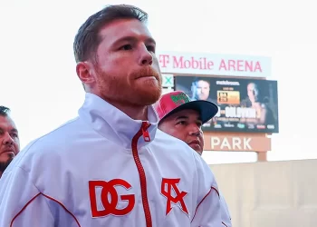 Canelo Álvarez reafirma su distanciamiento de Óscar de la Hoya