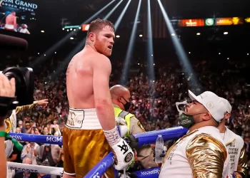 Óscar de la Hoya critica a Canelo Álvarez: “Viejo y cansado”