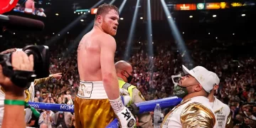 Óscar de la Hoya critica a Canelo Álvarez: “Viejo y cansado”