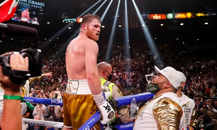 Óscar de la Hoya critica a Canelo Álvarez: “Viejo y cansado”