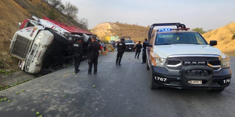 Vuelca trailer en carretera Victoria-Jaumave