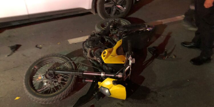 Imprudente embiste a joven motociclista, lo manda al hospital