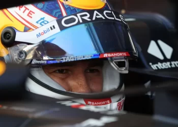 Jacques Villeneuve opina sobre: Alonso, Sainz y la incertidumbre en Red Bull y Mercedes