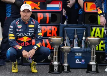 Checo Pérez destaca como compañero ideal para Verstappen, según expertos en Fórmula 1