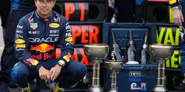 Checo Pérez destaca como compañero ideal para Verstappen, según expertos en Fórmula 1
