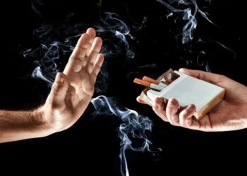 Reino Unido avanza hacia la prohibición de venta de cigarrillos para nacidos después de 2009