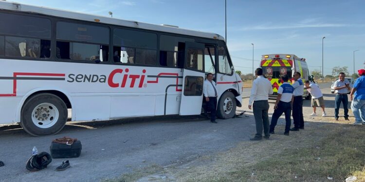 Embisten a motociclista, vive para contarlo