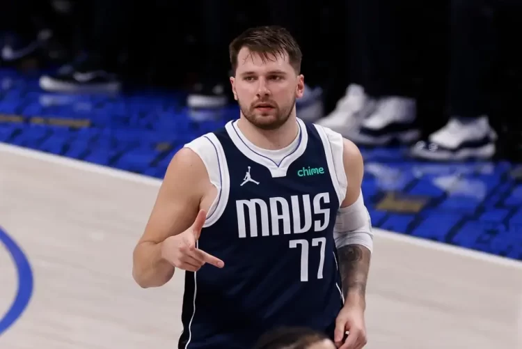 Luka Doncic lidera a los Mavericks hacia la victoria