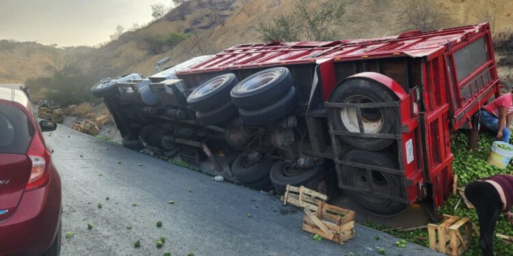 Vuelca trailer en carretera Victoria-Jaumave