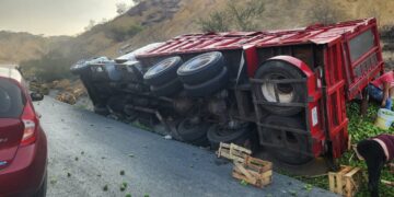 Vuelca trailer en carretera Victoria-Jaumave