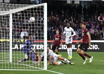 El Fiorentina vence a Ochoa y se aferra a la lucha por Europa