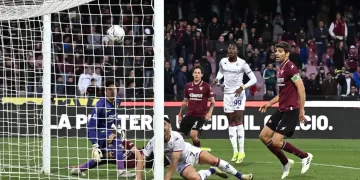 El Fiorentina vence a Ochoa y se aferra a la lucha por Europa