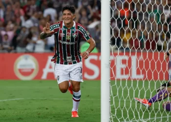 Fluminense sufre pero vence al Colo Colo 2-1 y toma el liderato en la Copa Libertadores