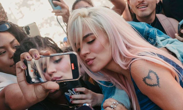 Karol G invita a 500 policías a sus conciertos en Bogotá