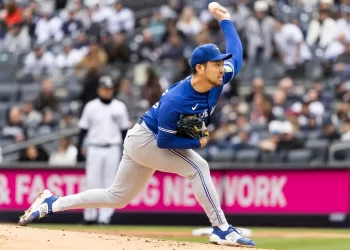 Azulejos de Toronto superan a Yankees en el primer juego en casa