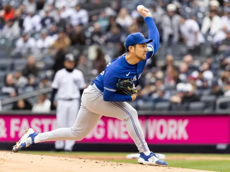 Azulejos de Toronto superan a Yankees en el primer juego en casa
