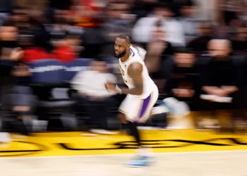 LeBron James rompe récord de Michael Jordan en la NBA