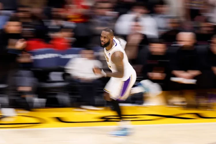 LeBron James rompe récord de Michael Jordan en la NBA