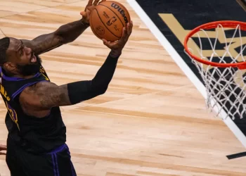 Los Lakers resisten el embate de los Wizards para llevarse la victoria