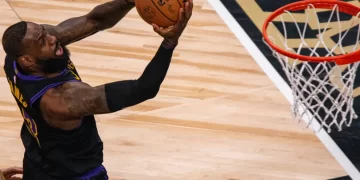 Los Lakers resisten el embate de los Wizards para llevarse la victoria