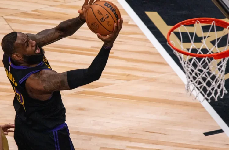 Los Lakers resisten el embate de los Wizards para llevarse la victoria