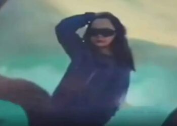 Turista muere tras caer al borde de un volcán activo mientras posaba para una foto