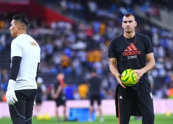 Nahuel Guzmán podría enfrentar sanciones por el uso de láser durante el Clásico Regio