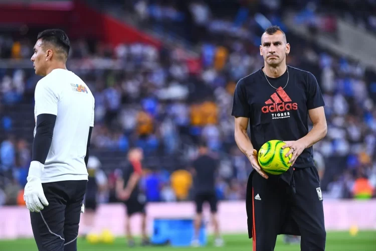Nahuel Guzmán podría enfrentar sanciones por el uso de láser durante el Clásico Regio