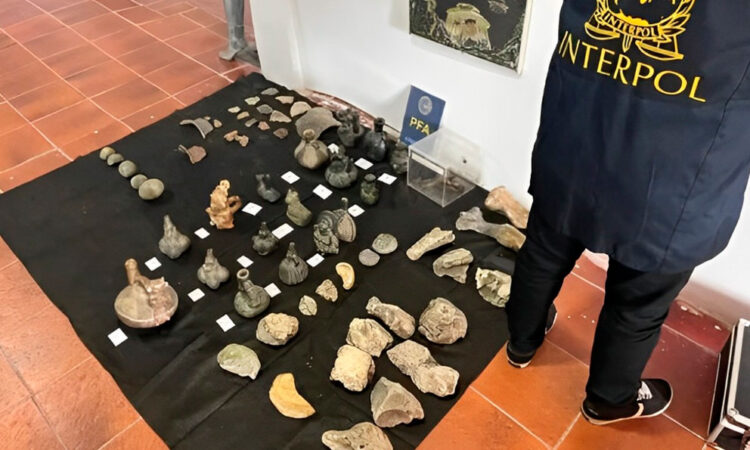 Allanan museo OVNI en Argentina y recuperan pie de momia peruana