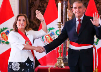 Ministro del Interior de Perú renuncia en medio de polémica por investigación a presidenta Boluarte