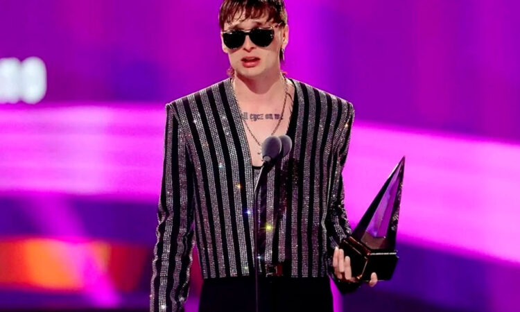 Peso Pluma triunfa en Latin AMAs con Mejor Álbum Regional Mexicano