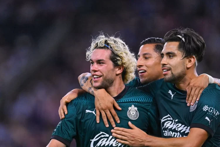 Sancionan a grupos de animación de Chivas con un partido de veto